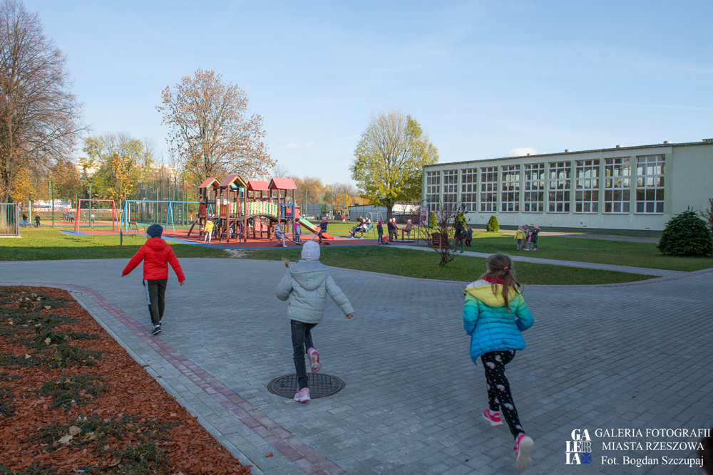 Budowa bieżni lekkoatletycznej wraz z wymianą nawierzchni wokół placu zabaw na terenie ogólnodostępnym przy Szkole Podstawowej nr 16